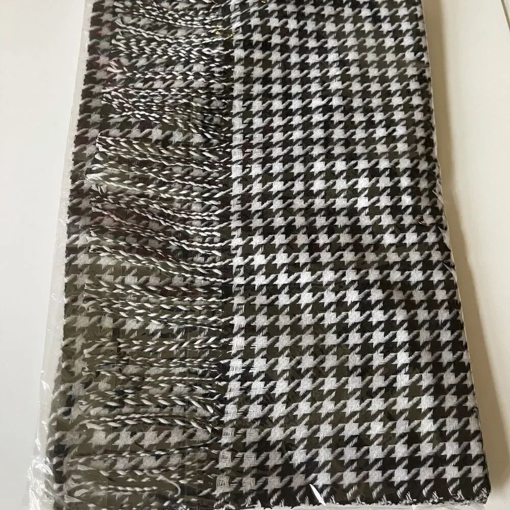 CLASSY HOUNDSTOOTH Scarf!  - Picture 2 of 7